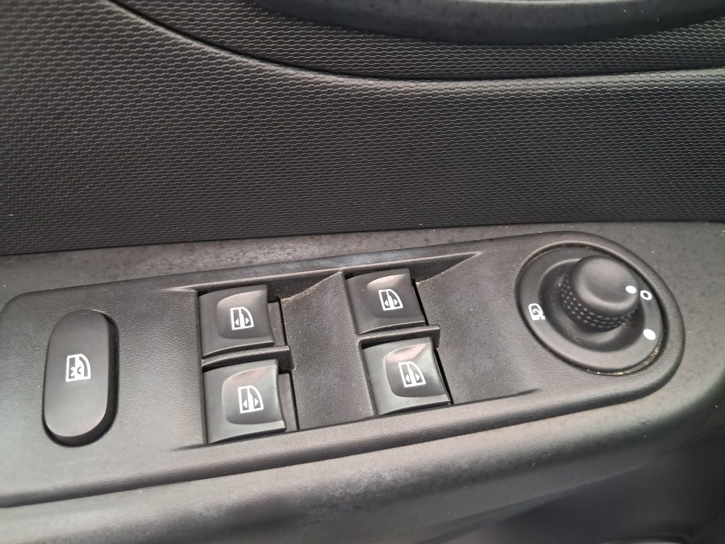 RENAULT CAPTUR 1.5 DCI R-LINK B-Color