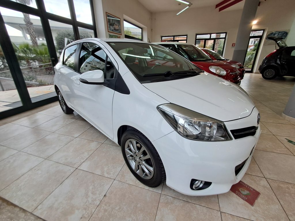 TOYOTA YARIS 1.3 BENZ. LOUNGE