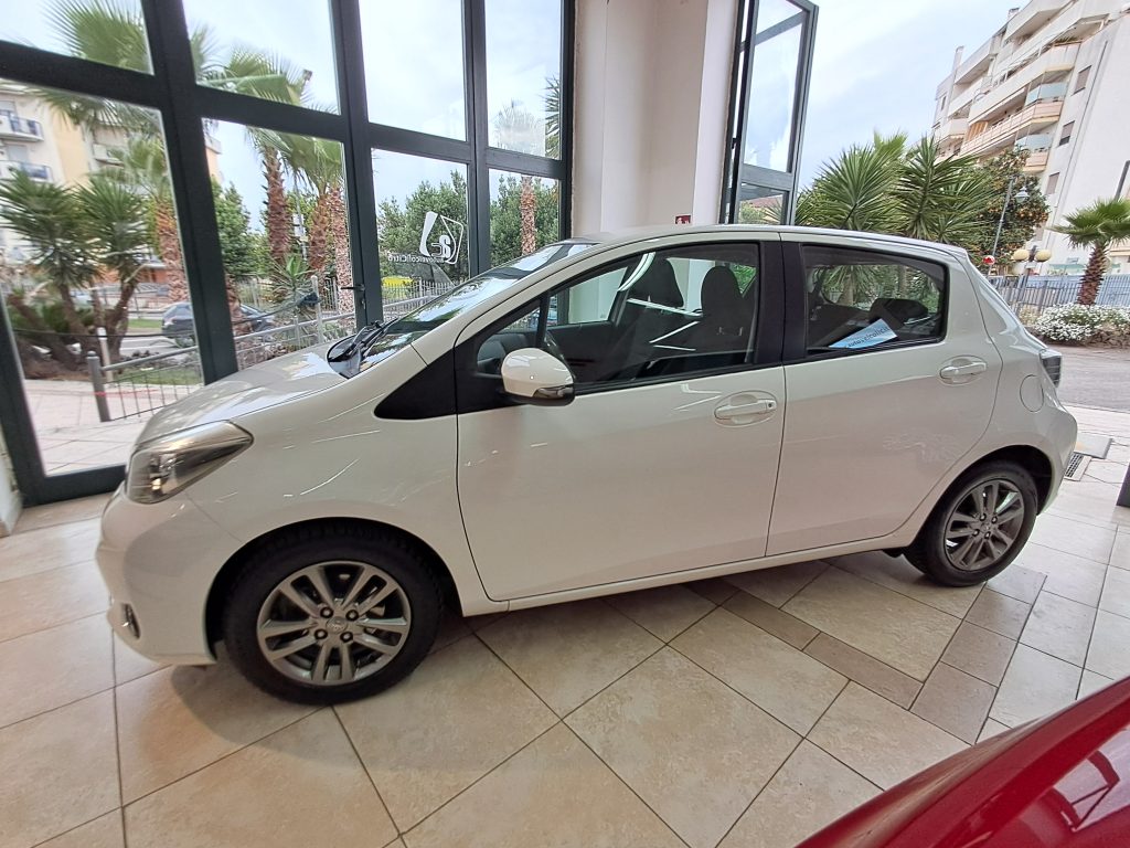 TOYOTA YARIS 1.3 BENZ. LOUNGE