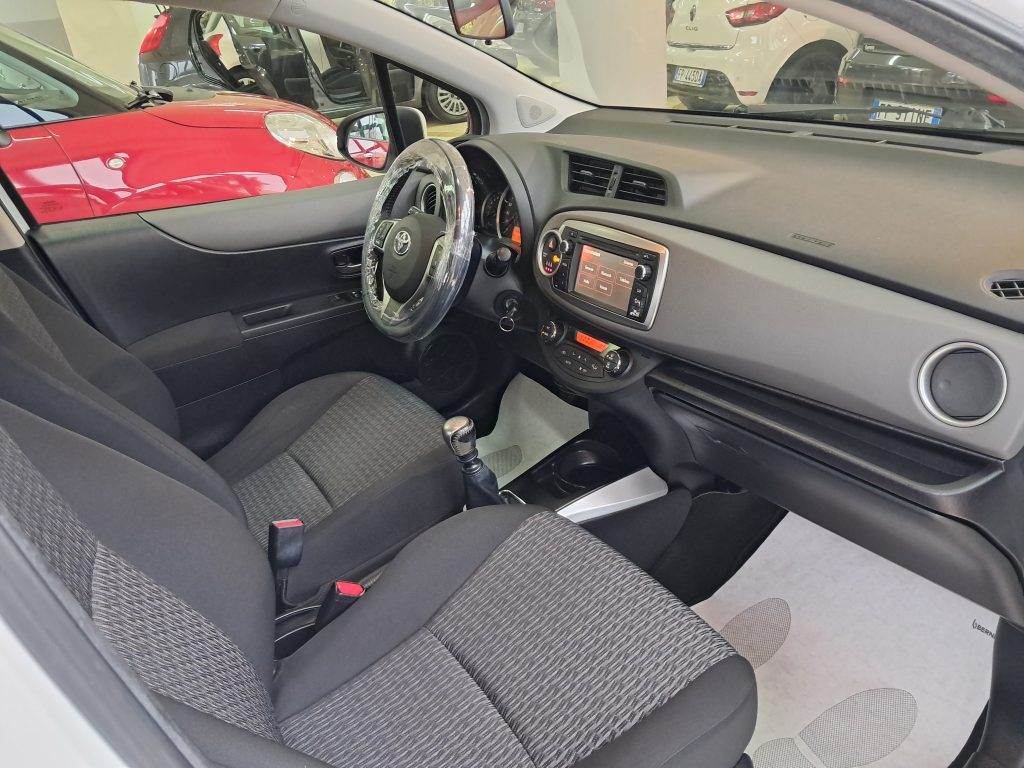 TOYOTA YARIS 1.3 BENZ. LOUNGE
