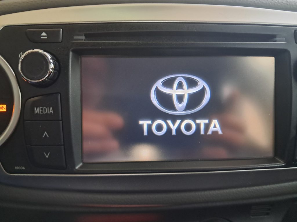TOYOTA YARIS 1.3 BENZ. LOUNGE