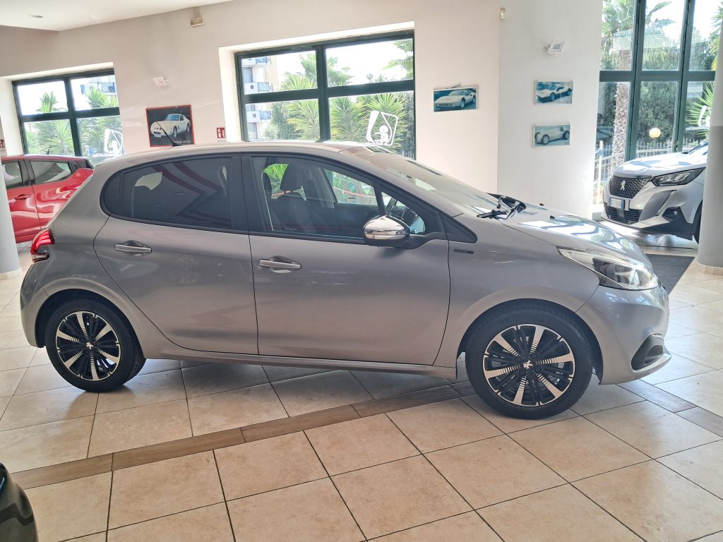 PEUGEOT 208  Stop&Start 5 porte Signature 1.2 BENZ. OK NEOPATENTATI