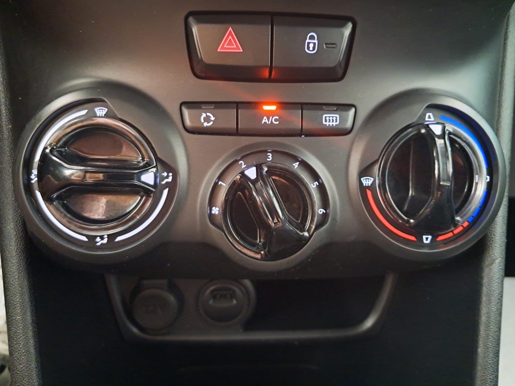 PEUGEOT 208  Stop&Start 5 porte Signature 1.2 BENZ. OK NEOPATENTATI
