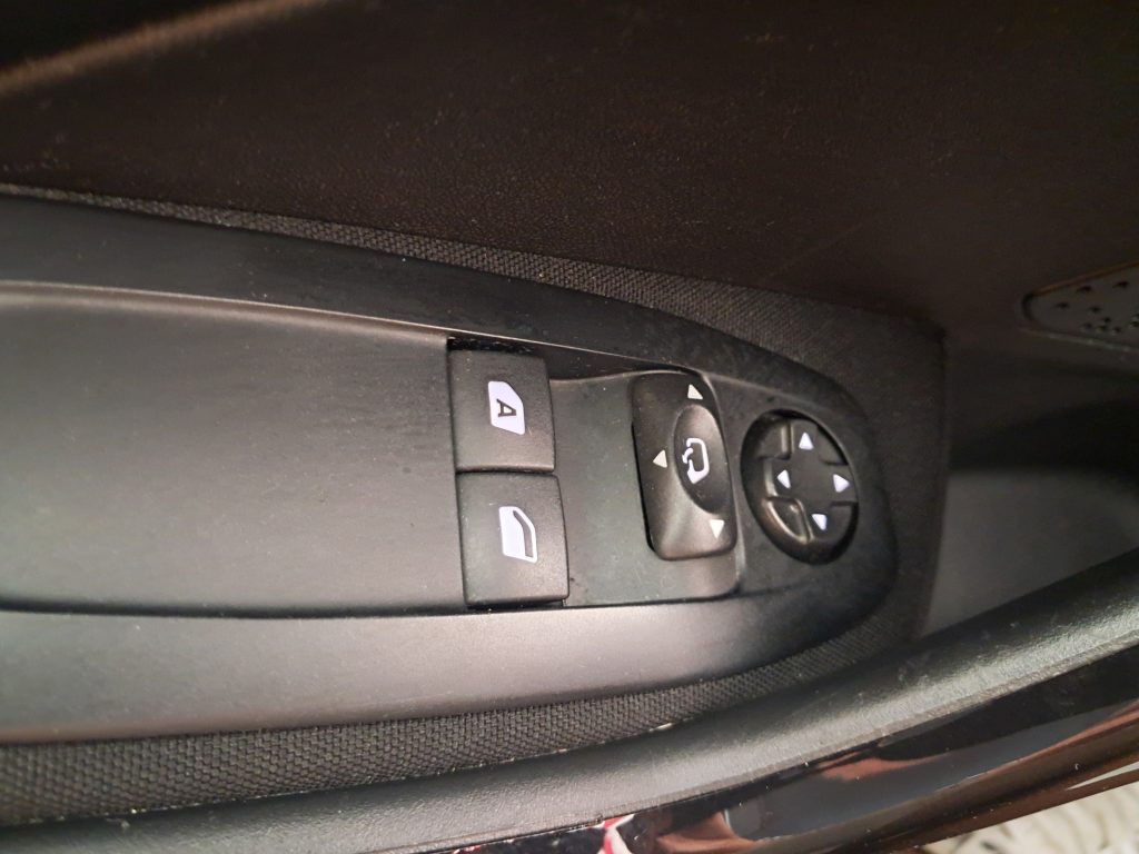 PEUGEOT 208  Stop&Start 5 porte Signature 1.2 BENZ. OK NEOPATENTATI
