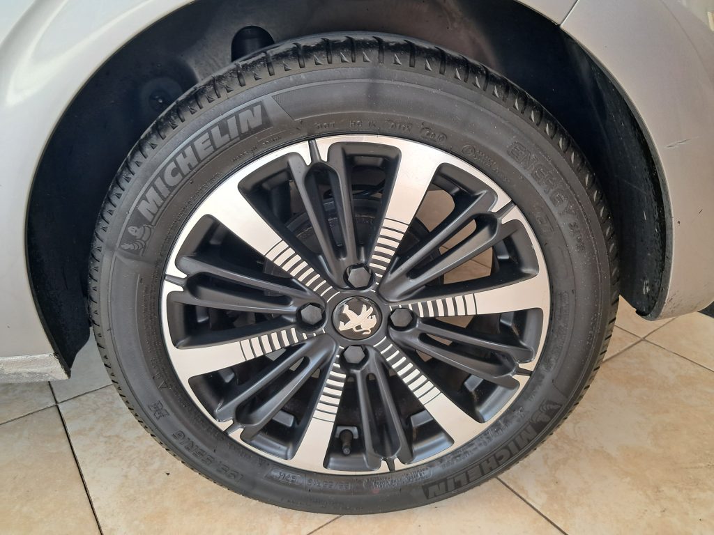 PEUGEOT 208  Stop&Start 5 porte Signature 1.2 BENZ. OK NEOPATENTATI