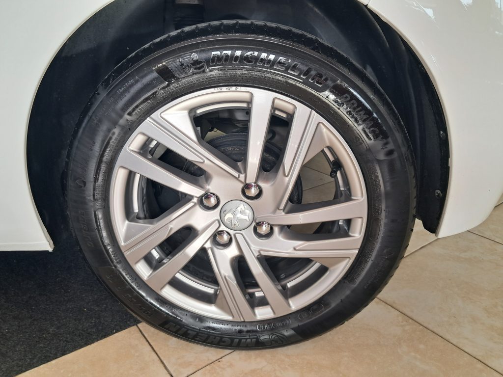 PEUGEOT 208 ALLURE 1.2 BENZ. OK NEOPATENTATI