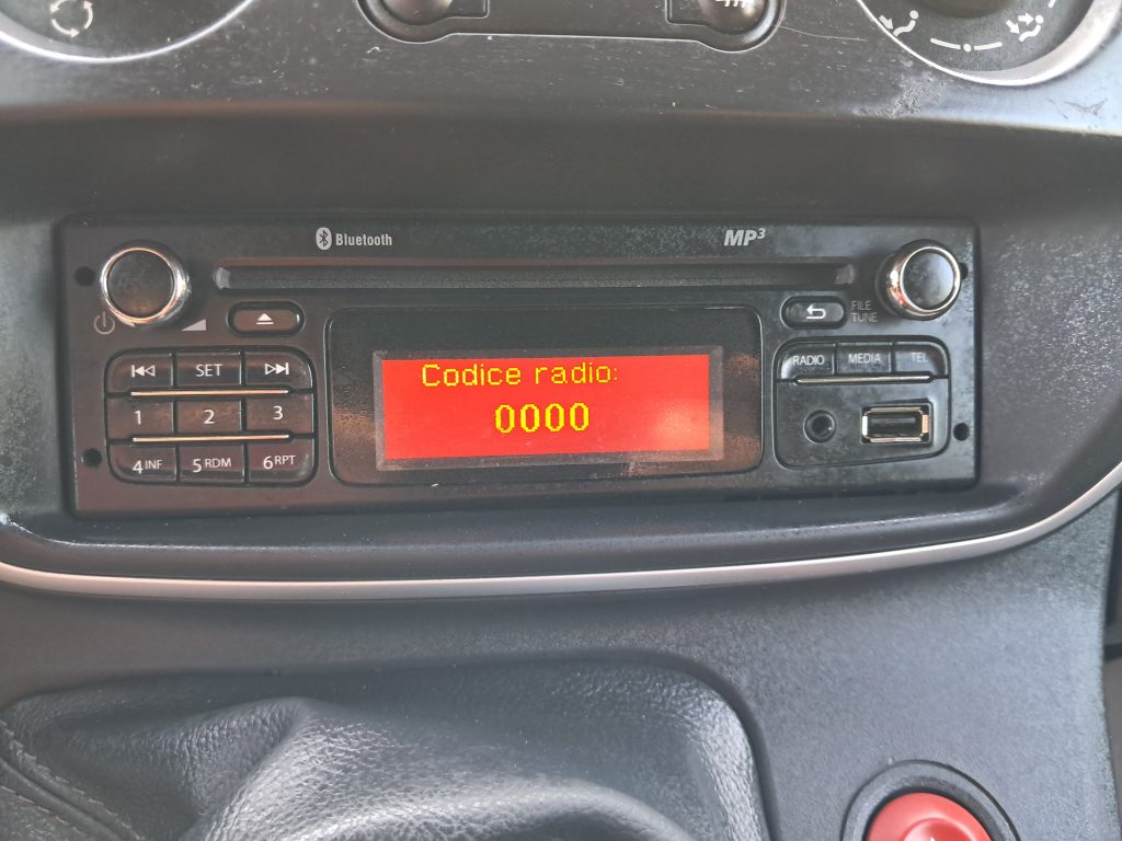 RENAULT KANGO MAXI 1.5 DCI 3 POSTI IN CABINA(NEOPATENTATI)